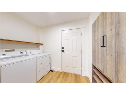 2739 Huckleberry Lane, Kimberley, BC - Indoor Photo Showing Laundry Room