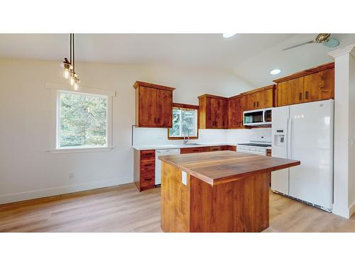 2739 Huckleberry Lane, Kimberley, BC - Indoor Photo Showing Kitchen