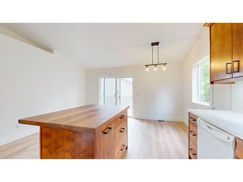 2739 Huckleberry Lane, Kimberley, BC - Indoor Photo Showing Kitchen