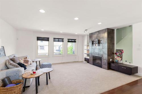 36 455 Shorehill Drive, Winnipeg, MB - Indoor Photo Showing Living Room With Fireplace