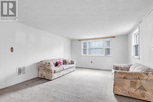3787 Highway 37, Belleville, ON - Indoor Photo Showing Living Room
