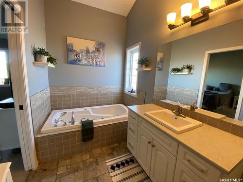 300 3Rd Avenue W, Flaxcombe, SK - Indoor Photo Showing Bathroom