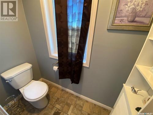 300 3Rd Avenue W, Flaxcombe, SK - Indoor Photo Showing Bathroom