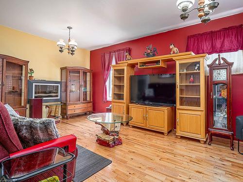 Living room - 2615 Av. Loranger, Shawinigan, QC - Indoor Photo Showing Living Room