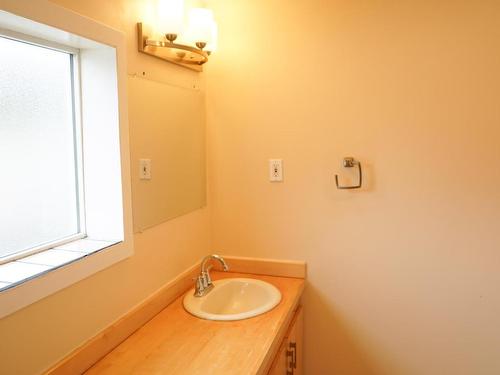 1303 Bell Street, Clinton, BC - Indoor Photo Showing Bathroom