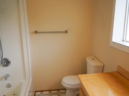 1303 Bell Street, Clinton, BC - Indoor Photo Showing Bathroom