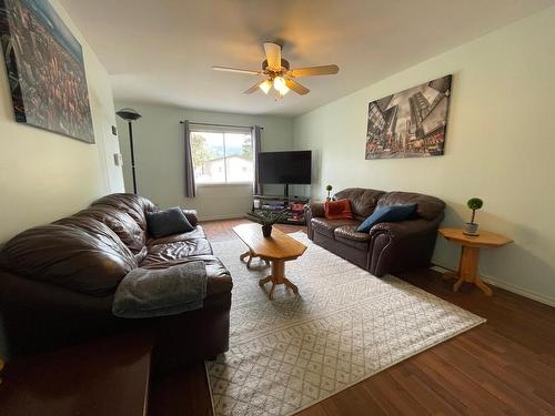 1309 Fir Ave, Merritt, BC - Indoor Photo Showing Living Room