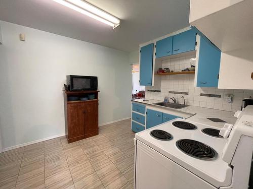 1309 Fir Ave, Merritt, BC - Indoor Photo Showing Kitchen