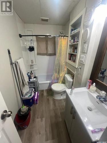 929 Atkinson Street, Regina, SK - Indoor Photo Showing Bathroom