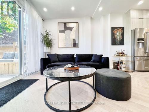 629 Shaw Street, Toronto, ON - Indoor Photo Showing Living Room