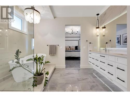 419 Hawk Hill Drive, Kelowna, BC - Indoor Photo Showing Bathroom