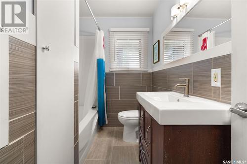 5306 5Th Avenue, Regina, SK - Indoor Photo Showing Bathroom
