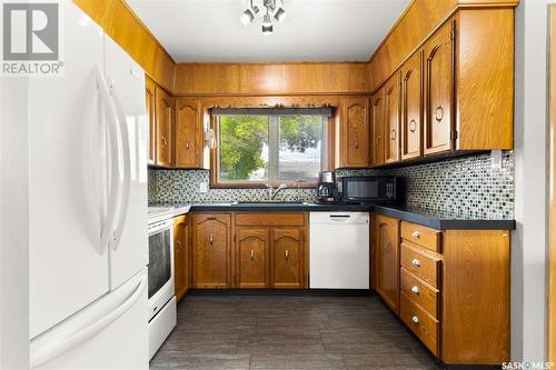 5306 5Th Avenue, Regina, SK - Indoor Photo Showing Kitchen