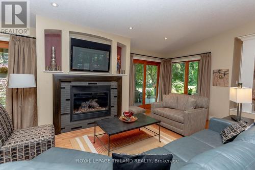 104 Bloomfield Drive, London, ON - Indoor Photo Showing Living Room With Fireplace