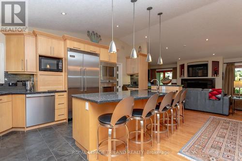 104 Bloomfield Drive, London, ON - Indoor Photo Showing Kitchen With Upgraded Kitchen