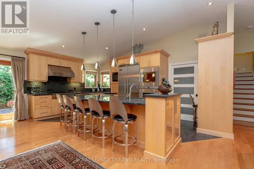 104 Bloomfield Drive, London, ON - Indoor Photo Showing Kitchen With Upgraded Kitchen
