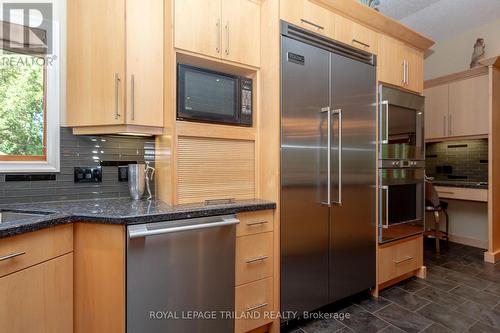 104 Bloomfield Drive, London, ON - Indoor Photo Showing Kitchen