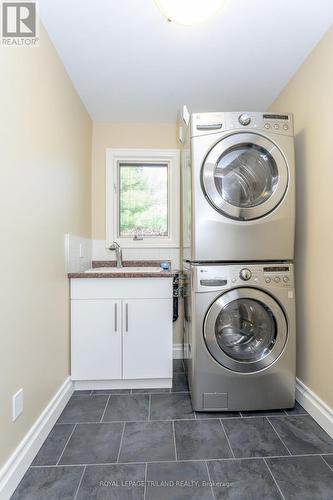 104 Bloomfield Drive, London, ON - Indoor Photo Showing Laundry Room