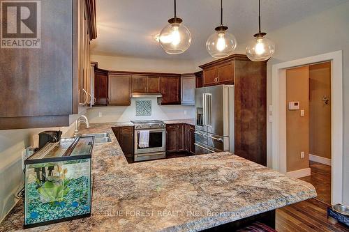 124 Prince Street, Middlesex Centre (Komoka), ON - Indoor Photo Showing Kitchen With Double Sink