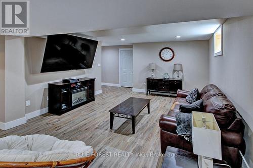 124 Prince Street, Middlesex Centre (Komoka), ON - Indoor Photo Showing Living Room