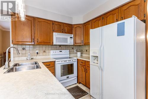 95 Mountainview Crescent, London, ON - Indoor Photo Showing Kitchen With Double Sink