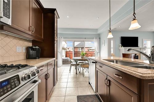 2 Hewitt Drive, Grimsby, ON - Indoor Photo Showing Kitchen With Double Sink With Upgraded Kitchen