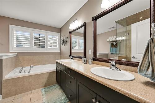 Double sinks and soaker tub - 2 Hewitt Drive, Grimsby, ON - Indoor Photo Showing Bathroom