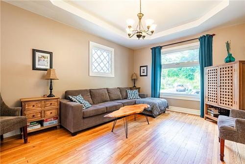 5 Welland Street S, Thorold, ON - Indoor Photo Showing Living Room