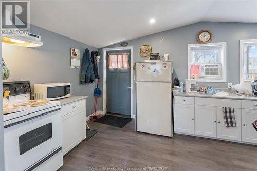 103 Erie, Kingsville, ON - Indoor Photo Showing Kitchen