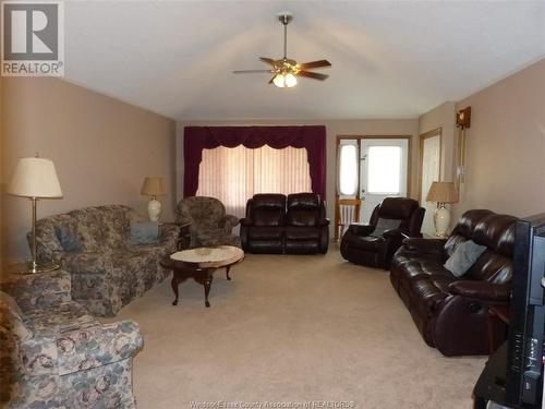 40 Worchester Avenue, Leamington, ON - Indoor Photo Showing Living Room