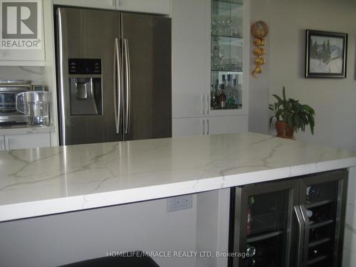 601 Mermaid Crescent, Mississauga, ON - Indoor Photo Showing Kitchen