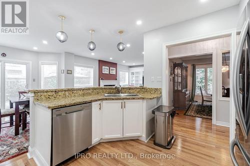 2063 Deer Park Road, Oakville (West Oak Trails), ON - Indoor Photo Showing Kitchen With Upgraded Kitchen