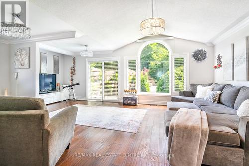 91 Hedge Lawn Drive, Grimsby, ON - Indoor Photo Showing Living Room