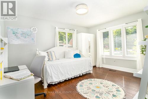 91 Hedge Lawn Drive, Grimsby, ON - Indoor Photo Showing Bedroom