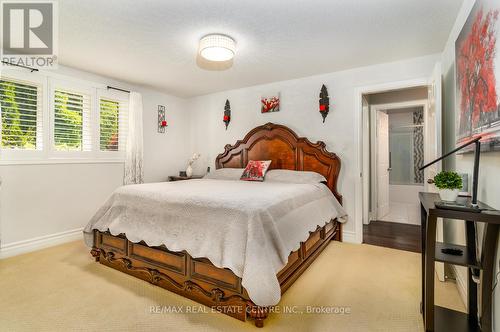 91 Hedge Lawn Drive, Grimsby, ON - Indoor Photo Showing Bedroom