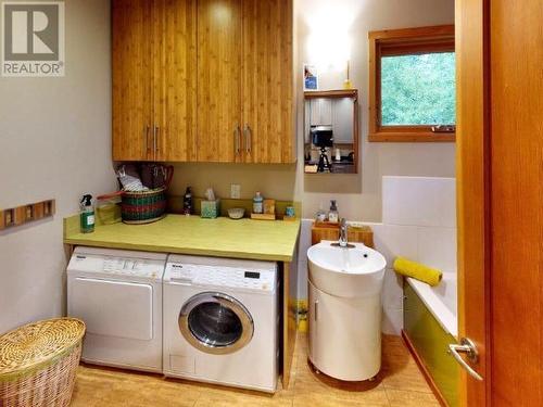 1599 Boar'S Nest Road, Powell River, BC - Indoor Photo Showing Laundry Room