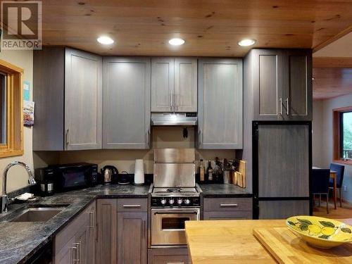 1599 Boar'S Nest Road, Powell River, BC - Indoor Photo Showing Kitchen