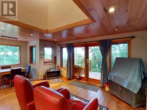 1599 Boar'S Nest Road, Powell River, BC - Indoor Photo Showing Living Room