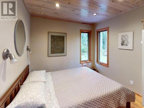 1599 Boar'S Nest Road, Powell River, BC - Indoor Photo Showing Bedroom