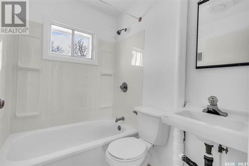 1018 9Th Street E, Saskatoon, SK - Indoor Photo Showing Bathroom