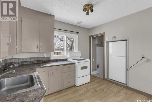1018 9Th Street E, Saskatoon, SK - Indoor Photo Showing Kitchen With Double Sink