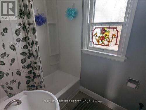 60 Eastman Avenue, London, ON - Indoor Photo Showing Bathroom