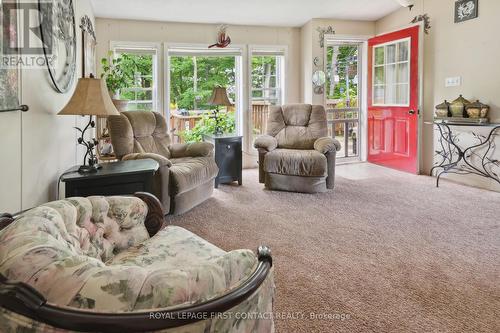 61 - 4976 25 Th Sideroad, Essa, ON - Indoor Photo Showing Living Room