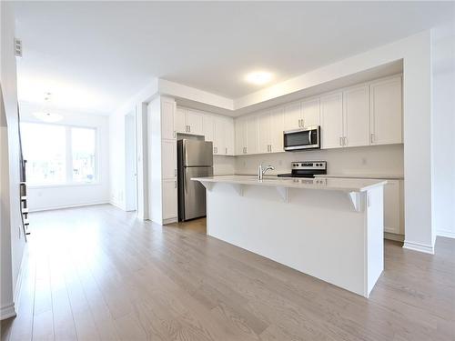 4045 Saida Street, Mississauga, ON - Indoor Photo Showing Kitchen