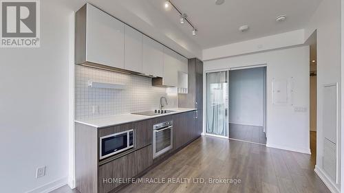 6006 - 898 Portage Parkway, Vaughan (Vaughan Corporate Centre), ON - Indoor Photo Showing Kitchen With Upgraded Kitchen