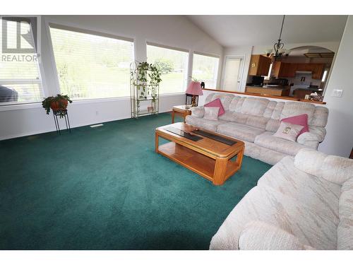 3185 Ward Road, Grand Forks, BC - Indoor Photo Showing Living Room