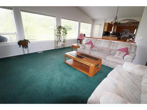 3185 Ward Road, Grand Forks, BC - Indoor Photo Showing Living Room