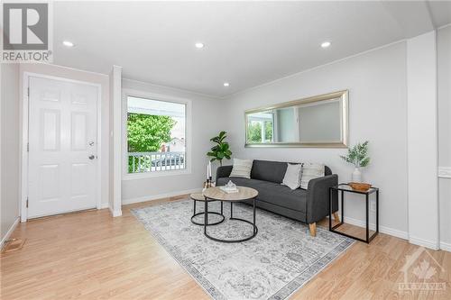 1498 Queenswood Crescent, Ottawa, ON - Indoor Photo Showing Living Room