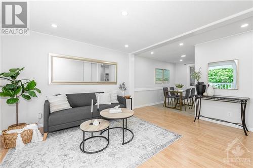 1498 Queenswood Crescent, Ottawa, ON - Indoor Photo Showing Living Room