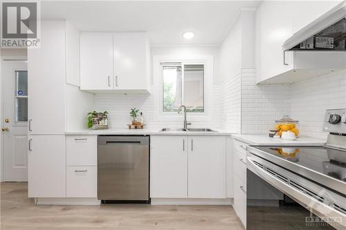 1498 Queenswood Crescent, Ottawa, ON - Indoor Photo Showing Kitchen With Double Sink With Upgraded Kitchen